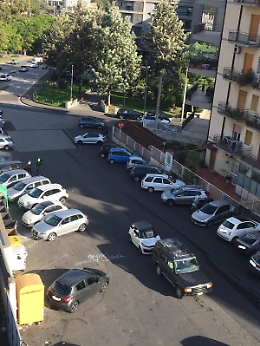 Catania: caos di auto parcheggiate in via Renato Fucini