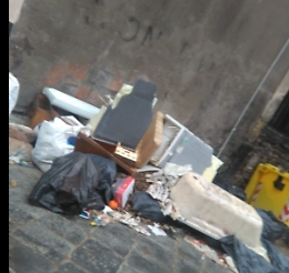 Catania, cumuli di rifiuti in via De Lorenzo sotto le finestre di una scuola