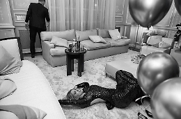 Wanda Nara soffia su 33 candeline nella casa extra lusso di Parigi