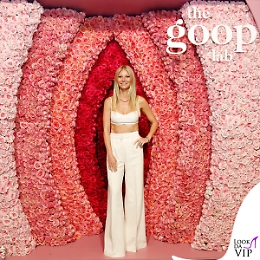 Gwyneth Paltrow, prima la candela che "odora" ora la vagina gigante fatta con i fiori