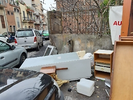 Catania: angolo di strada usato come discarica pubblica