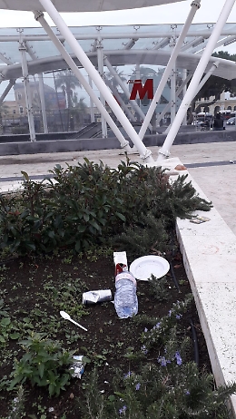 Catania: area senza cestini per i rifiuti.