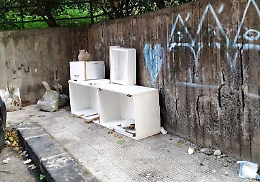 Catania: tante piccole microdiscariche  disseminate in via Cagliari