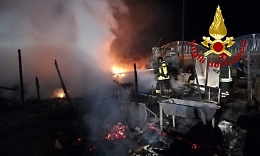 Magazzino agricolo distrutto dalle fiamme nel Siracusano