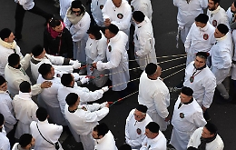 L'interminabile processione di Sant'Agata: attesa per l'«acchianata» di Sangiuliano e il canto delle suore