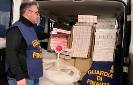 Fermato dalla Gdf sull'A19 con 268 kg di sigarette di contrabbando