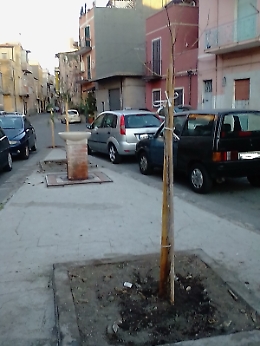 Adrano (Ct): piazza Genova pulita a "metà"