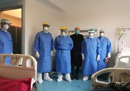 Coronavirus, paziente Covid di Partinico in posa con medici che lo hanno guarito