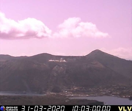 Trabocco di lava dallo Stromboli: lingua di fuoco sulla costa