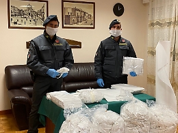 Palermo, la GdF sequestra oltre duemila mascherine in due farmacie