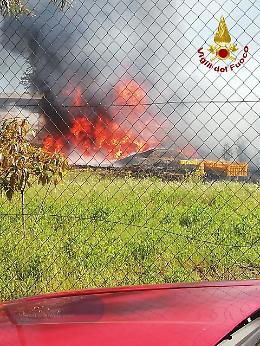 Incendio nel Giarrese: cassette di plastica prendono fuoco fuori da capannone