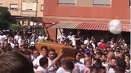 Palermo, folla al funerale e fuochi d'artificio dai tetti: arrivano le denunce