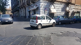 Catania, auto del Comune in "sosta" in piazza Cavour