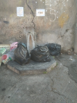 Catania. Spazzatura nella fontanella di piazza Calvario