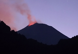 Etna, ricompare il fuoco sul vulcano: eruzione dalla "Bocca della Sella"
