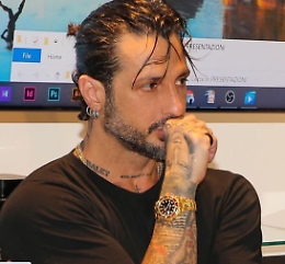 Domiciliari Corona, musica alta e amici in casa: arrivano i carabinieri