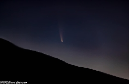 La cometa Neowise sfreccia nel cielo dell'Etna