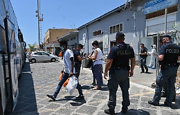 Migranti, sbarchi senza fine e la Calabria minaccia: «Chiudiamo i porti»