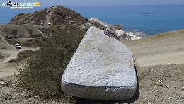 Abbandonato un materasso a Punta Bianca