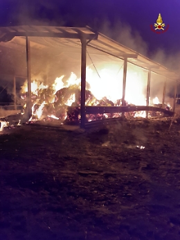 In fiamme fienile a Vizzini: non esclusa la matrice dolosa