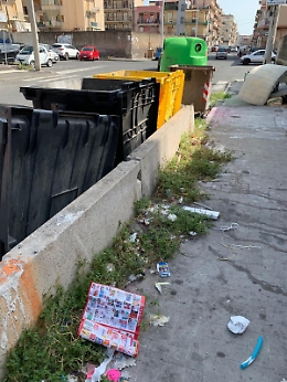 Catania, Via Negrelli: marciapiede in totale degrado