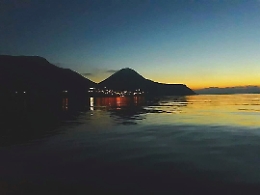 La magica atmosfera di Salina al tramonto