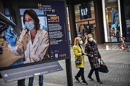 Covid, con mascherine e distanziamento carica del virus è a -1000