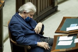 Sgarbi dorme mentre Conte parla alla Camera