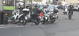 Catania. Assembramento di motocicli sulle strisce pedonali