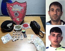 Catania, spacciano droga a un ragazzino di 16 anni: due arresti