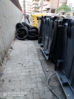 Catania, Via Mimosa accanto l'Istituto Vaccarini: copertoni sul marciapiede