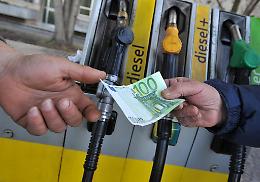 Prezzo della benzina ai minimi da un anno: il bel regalo sulle vacanze di Natale