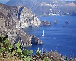 Vaccini, commissario hub Messina: «Estate Covid free alle Eolie»