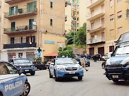 Valigetta sospetta in strada quartiere in stato d'assedio