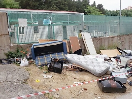 Rifiuti ingombranti accatastati davanti ai cancelli del Centro comunale di raccolta
