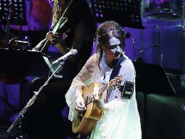 Carmen Consoli: «Bello cantare in questo posto "ammucciato"»