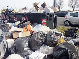 Catania, raccolta rifiuti a rilento: e la città affoga nell’immondizia