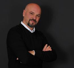 &Egrave; catanese il Mago Merlino della musica che realizza chitarre e piatti per i big