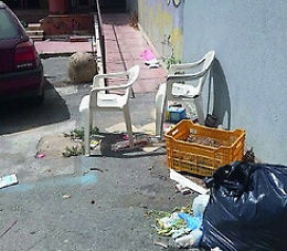 Gela, quei rifiuti ingombranti abbandonati davanti lo scivolo per i disabili