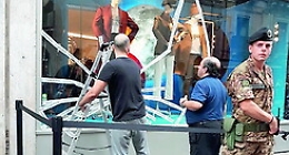 Catania, rissa in via Etnea tra due colombiane: vetrina spaccata