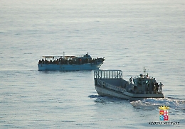 La denuncia di Striscia la Notizia: così le navi vanno a prendere i migranti a poche miglia dalla Libia