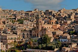 Modica, tragedia in pieno centro: scontro auto-moto, muore 15enne