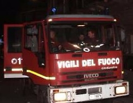 Avola, a fuoco camion dei panini, esplode bombola del gas: feriti un vigile del fuoco e il titolare