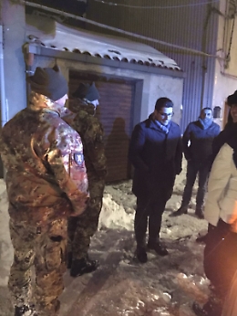 Troina ancora sotto una coltre di neve "liberata" dall'Esercito