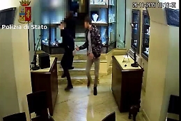 Catania, rapine in ville e gioiellerie: undici arresti