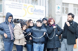 Palermo, genitori e alunni disabili protestano