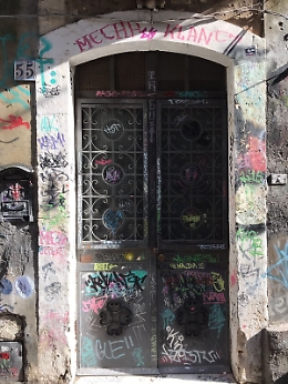 Catania, la vergogna di via Penninello: imbrattata, puzzolente e “occupata”