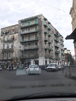 Pezzi di cemento gi&ugrave; da ballatoi in via Plebiscito a Catania. L'allarme di un lettore