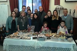 Sant'Agata, la famiglia che da tre generazioni si riunisce per preparare i dolci della festa