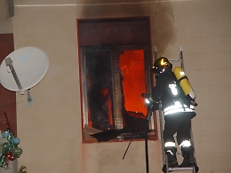 Le foto dell'incendio alle alle capo popolari di Riposto